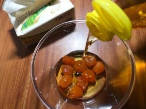 . 配方是9个月饼的量，可以按比例增加。蛋黄可以用磕开的新鲜咸鸭蛋黄，也可以买成品的咸蛋黄，我用的成品咸蛋黄，提前浸泡花生油几个小时，如果是新磕的就不用浸泡。