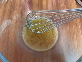 花生油，梘水，转化糖浆混合搅拌均匀