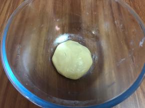 成团，盖保鲜膜进行醒面20分钟。