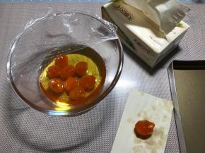 蛋黄是提前就泡了的，取出来用纸巾简单擦一下表面，放烤盘里，提前预热烤箱180度