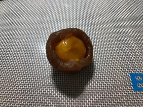 慢慢推动虎口进行收口包裹，揉圆。