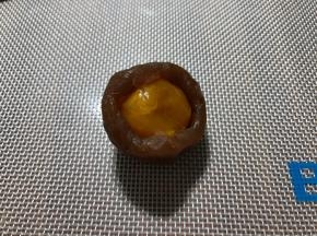慢慢推动虎口进行收口包裹，揉圆。