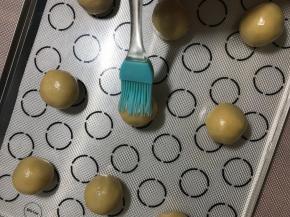 放到烤盘中刷点油表面，不要太多的油