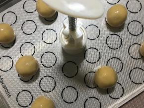 模具压膜，刷油是为了好压，不粘进模具中