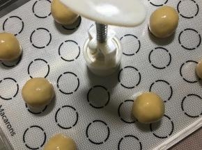 模具压膜，刷油是为了好压，不粘进模具中