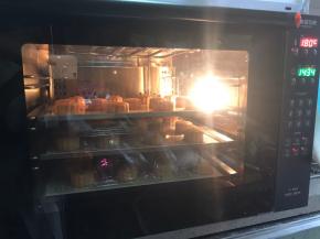 可以多层烤，时间也在180度，10-12分钟，因为蛋黄开始已经熟差不多了，所以观察月饼上色到满意程度，再续烤半分钟即可。图是我按照配方做了4倍量左右