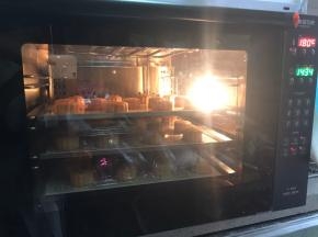 可以多层烤，时间也在180度，10-12分钟，因为蛋黄开始已经熟差不多了，所以观察月饼上色到满意程度，再续烤半分钟即可。图是我按照配方做了4倍量左右
