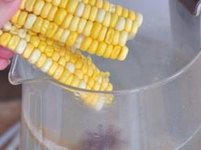 放入玉米。