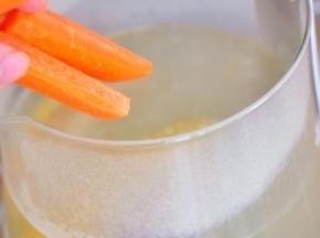 放入胡萝卜，使用煲汤程序。