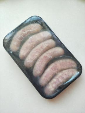 全程顺丰冷链配送，两天就到了，收到的时候冰块都没有化，这品质和效率也是没谁了。要知道现在是三伏天最热的时候呀。厂家为了让我们吃到新鲜的食物也是蛮拼的。从快递箱里取出的香肠还是很新鲜的，从盒子外面的水雾就可以看出来。一盒有六根，包装很专业。盒盖可以很好的阻隔细菌等脏物