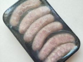 全程顺丰冷链配送，两天就到了，收到的时候冰块都没有化，这品质和效率也是没谁了。要知道现在是三伏天最热的时候呀。厂家为了让我们吃到新鲜的食物也是蛮拼的。从快递箱里取出的香肠还是很新鲜的，从盒子外面的水雾就可以看出来。一盒有六根，包装很专业。盒盖可以很好的阻隔细菌等脏物