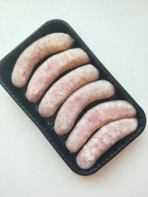 香肠包装非常给力，全部塑封的。因为是无添加的纯肉香肠所以要-18度冷冻保存，吃的时候拿出来可以直接制作，如果有时间的话也可以提前几分钟拿出来自然解冻一下