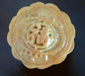 月饼要回油后才好吃，现在天热，一般一到两天回油。回油后可以开吃了。图片是做好后一天的月饼。