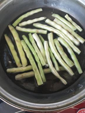 白不老豆角看着是白色的给人的第一感觉应该很老，吃不动，呵呵实际是特别鲜嫩，冰箱买了好几天了，先用开水焯5分钟。