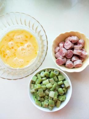 鸡蛋打散，香肠切厚块，自己吃就是这么任性，大块肉喜欢额，豆角切厚丁。