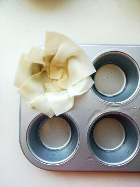 模具刷油，取四张馄饨皮一圈放好。