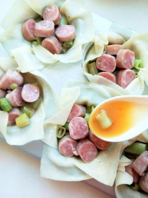 我做了六个，先将食材加满，剩下的蛋液均匀倒入每个里面。