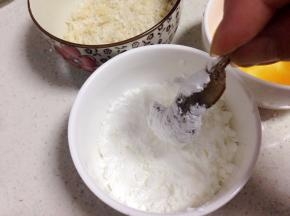 将虾先裹上淀粉。