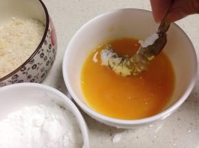 然后裹上蛋液。
