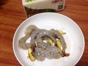 生姜切片，加放胡椒粉与少许盐，搅拌均匀放一边腌制