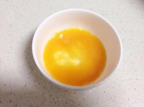 鸡蛋先打散备用。