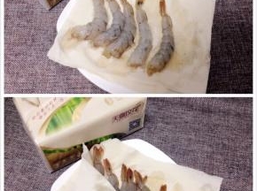 把腌制好的虾子用天喜玫花纸巾代替厨房纸吸一下水分
