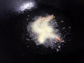 锅里放油，待油温七成热，放入虾