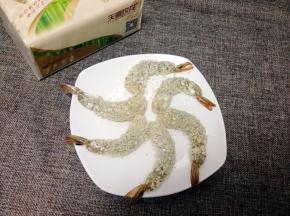 把虾子裹好后，放入冷冻几分钟