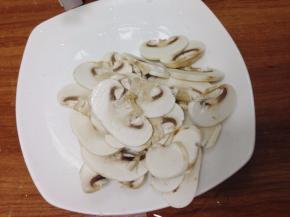 然后把蘑菇洗净切开备用