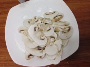 然后把蘑菇洗净切开备用