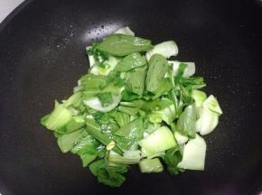 烧锅倒油烧热，加入切好的青菜翻炒一下。