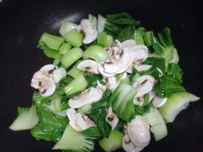 加入切好的蘑菇翻炒至青菜断生。