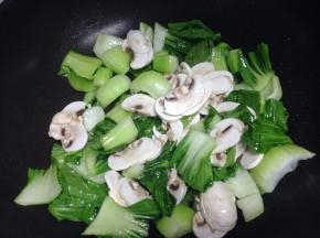 加入切好的蘑菇翻炒至青菜断生。
