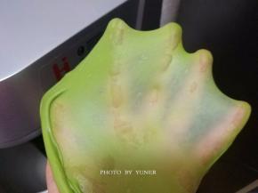 除黄油和果料外的所有材料放厨师机中，揉至扩展阶段，放入黄油，继续揉至完全阶段；