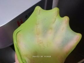 除黄油和果料外的所有材料放厨师机中，揉至扩展阶段，放入黄油，继续揉至完全阶段；