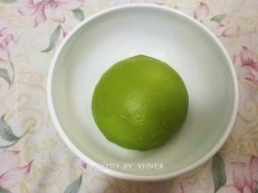 面团收圆，放容器中，罩上保鲜膜，进行发酵；