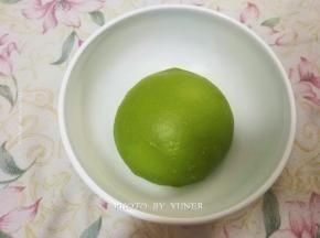 面团收圆，放容器中，罩上保鲜膜，进行发酵；