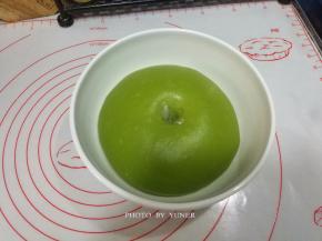 面团发酵至两倍大，用手在面团上戳个洞，洞口不回缩，表示发酵完成；