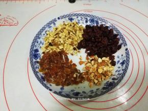 蔓越莓、核桃、大杏仁、杏脯切小块