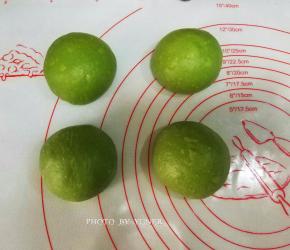 面团分割成四等份，分别排气，滚圆，罩上保鲜膜 ，松驰15分钟；