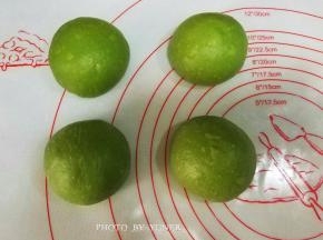 面团分割成四等份，分别排气，滚圆，罩上保鲜膜 ，松驰15分钟；