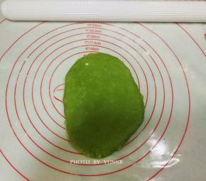 取一松驰好的面团，擀成椭圆形；