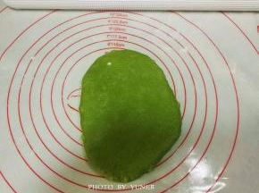 取一松驰好的面团，擀成椭圆形；