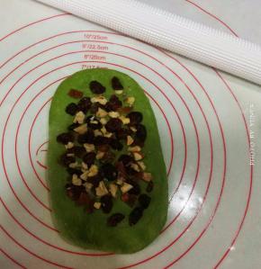 翻面，在面片上放上果料；