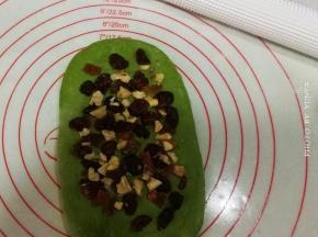 翻面，在面片上放上果料；