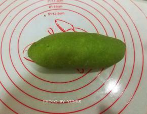 由上至下卷起，整成橄榄形，捏紧收口。