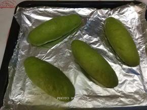 放在烤盘上，罩上保鲜膜，进行二次发酵；