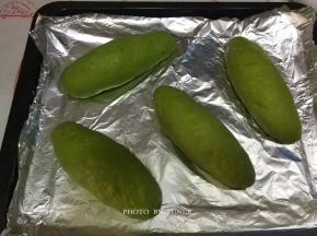 放在烤盘上，罩上保鲜膜，进行二次发酵；