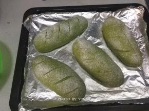 面团发酵至两倍大，表面撒层薄薄的高粉，然后在面团表面割口；