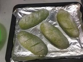 面团发酵至两倍大，表面撒层薄薄的高粉，然后在面团表面割口；